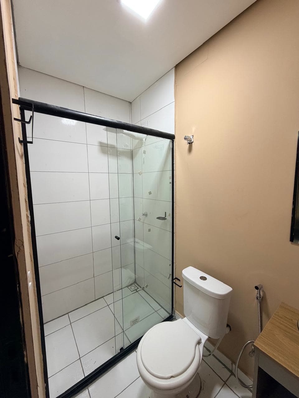 Banheiro privativo com box de vidro